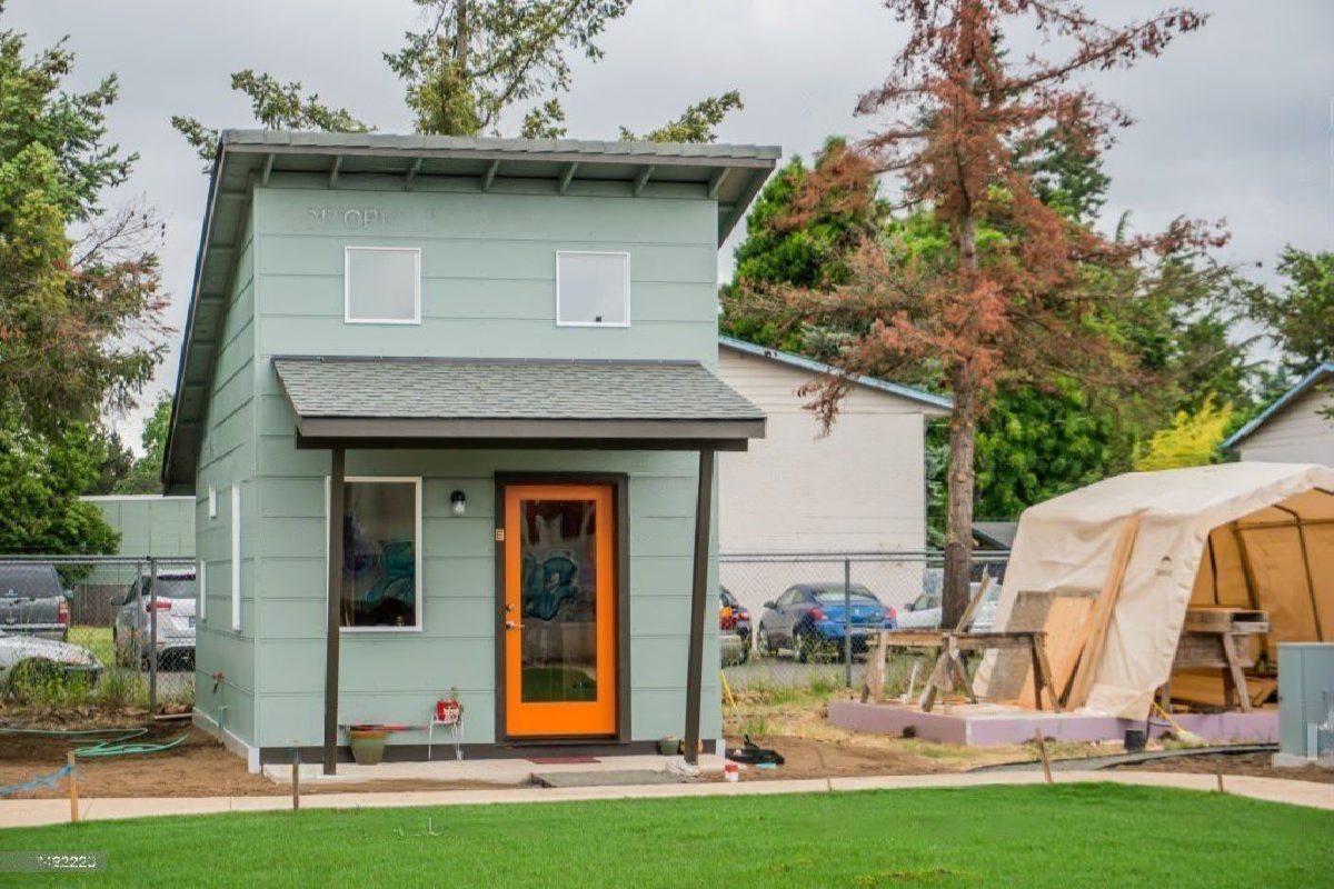 Tiny Homes vs Mobile Homes (8 Differences)